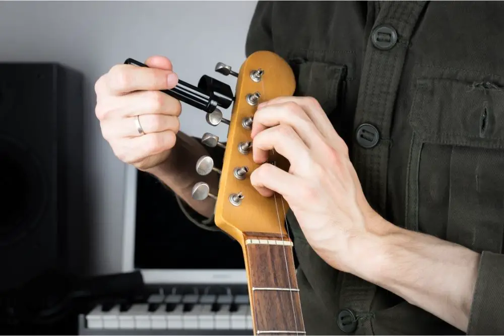 How To Tune An Electric Guitar With A Tuner 